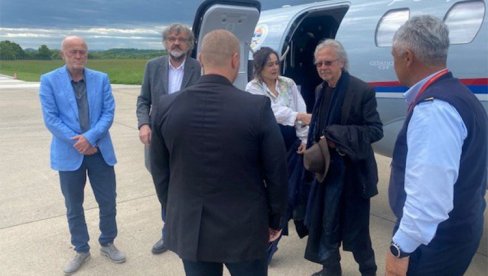 ХАНДКЕ СЛЕТЕО У БАЊАЛУКУ: Дочекао га Кустурица, прослављени нобеловац у посети Републици Српској ХАНДКЕ СЛЕТЕО У БАЊАЛУКУ: Дочекао га Кустурица, прослављени нобеловац у посети Републици Српској
