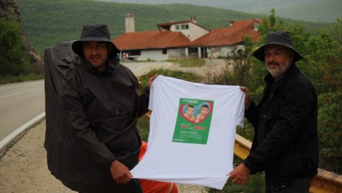 ШЕТЊОМ ДУГОМ OKO 450 КМ ПОМАЖУ ДЕЦИ: Саша Гудељ и Слободан Дујић пешке прешли деоницу од Београда до Требиња ШЕТЊОМ ДУГОМ OKO 450 КМ ПОМАЖУ ДЕЦИ: Саша Гудељ и Слободан Дујић пешке прешли деоницу од Београда до Требиња