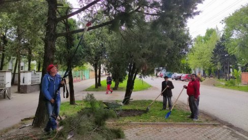 РАДНА АКЦИЈА УРЕЂЕЊА ЦЕНТРА ТОРДЕ: Након напорног рада грађани се почастили чувеним мађарским гулашом (ФОТО) РАДНА АКЦИЈА УРЕЂЕЊА ЦЕНТРА ТОРДЕ: Након напорног рада грађани се почастили чувеним мађарским гулашом (ФОТО)