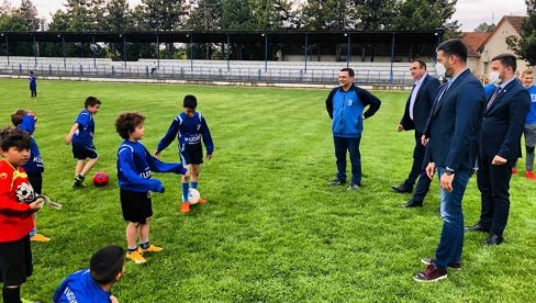 UVEK UZ MLADE I SPORTISTE: Ministar Udovičić posetio Bečej i Bačko Gradište UVEK UZ MLADE I SPORTISTE: Ministar Udovičić posetio Bečej i Bačko Gradište