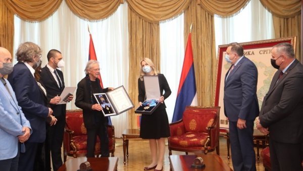 ХАНДКЕ ОДЛИКОВАН У БАЊАЛУЦИ: Жељка Цвијановић нобеловцу уручила Орден Републике Српске (ФОТО) ХАНДКЕ ОДЛИКОВАН У БАЊАЛУЦИ: Жељка Цвијановић нобеловцу уручила Орден Републике Српске (ФОТО)