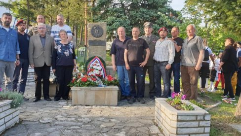СЕЋАЊЕ НА ДАРКА, ЈУНАКА СА КОШАРА: У Љигу положени венци и цвеће на спомен-обележја подигнута у част храброг суграђанина СЕЋАЊЕ НА ДАРКА, ЈУНАКА СА КОШАРА: У Љигу положени венци и цвеће на спомен-обележја подигнута у част храброг суграђанина