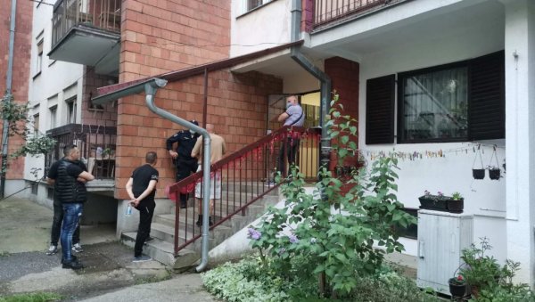 ПРВЕ СЛИКЕ СА МЕСТА ТРАГЕДИЈЕ: Ово је стан у ком је погинула жена (60) (ФОТО) ПРВЕ СЛИКЕ СА МЕСТА ТРАГЕДИЈЕ: Ово је стан у ком је погинула жена (60) (ФОТО)