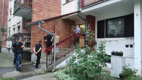ПРВЕ СЛИКЕ СА МЕСТА ТРАГЕДИЈЕ: Ово је стан у ком је погинула жена (60) (ФОТО) ПРВЕ СЛИКЕ СА МЕСТА ТРАГЕДИЈЕ: Ово је стан у ком је погинула жена (60) (ФОТО)