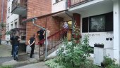 ПРВЕ СЛИКЕ СА МЕСТА ТРАГЕДИЈЕ: Ово је стан у ком је погинула жена (60) (ФОТО) ПРВЕ СЛИКЕ СА МЕСТА ТРАГЕДИЈЕ: Ово је стан у ком је погинула жена (60) (ФОТО)