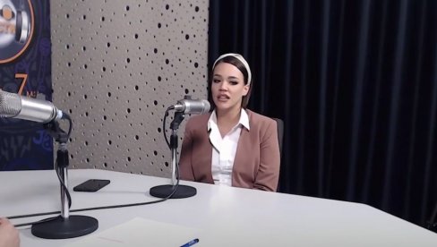 U STUDIJU MI TREBA BARSKA STOLICA I MRAK: Marija Mikić peva, ali i snima glasove za Dizni (VIDEO) U STUDIJU MI TREBA BARSKA STOLICA I MRAK: Marija Mikić peva, ali i snima glasove za Dizni (VIDEO)