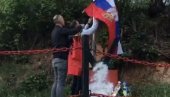 SKANDALOZNO: Albanci u Končulju skinuli srpsku zastavu i postavili albansku (VIDEO) SKANDALOZNO: Albanci u Končulju skinuli srpsku zastavu i postavili albansku (VIDEO)