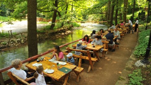 DOSAD 3.000 DOMAĆINA NUDI ODMOR: Očekuje se da će svih 100.000 vaučera biti podeljeno u jednom danu