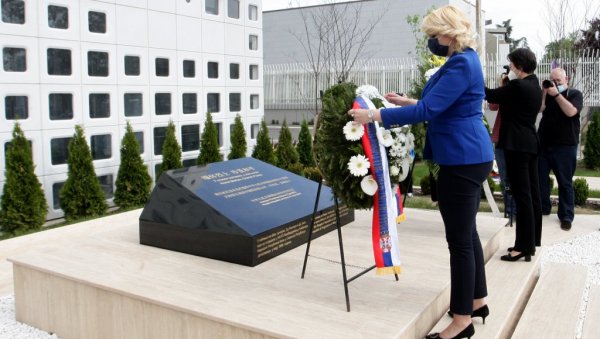 ПОЧАСТ КИНЕСКИМ НОВИНАРИМА: Сећање на ракетирање амбасаде НР Кине ПОЧАСТ КИНЕСКИМ НОВИНАРИМА: Сећање на ракетирање амбасаде НР Кине