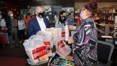 ПОКЛОНИЛИ КЊИГЕ БИБЛИОТЕЦИ У СМЕДЕРЕВУ: Вечерње новости и Борба започеле заједничку акцију даривања вредних дела из наше куће ПОКЛОНИЛИ КЊИГЕ БИБЛИОТЕЦИ У СМЕДЕРЕВУ: Вечерње новости и Борба започеле заједничку акцију даривања вредних дела из наше куће