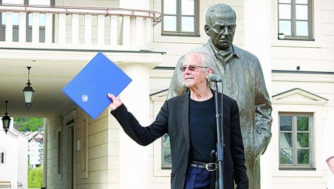 МОЈ ПУТ ЈЕ И ОВА БОРБА ЗА ПРАВДУ, ЗА СРБИЈУ: Нобеловцу Петеру Хандкеу у Андрићграду свечано додељена Велика награда Иво Аандрић(ФОТО) МОЈ ПУТ ЈЕ И ОВА БОРБА ЗА ПРАВДУ, ЗА СРБИЈУ: Нобеловцу Петеру Хандкеу у Андрићграду свечано додељена Велика награда Иво Аандрић(ФОТО)