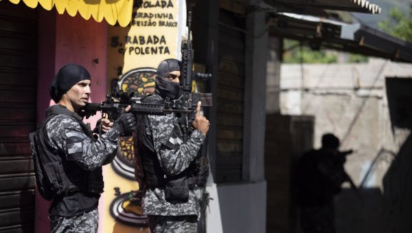 ОБРАЧУН ПОЛИЦИЈЕ И НАРКОКЛАНОВА У БРАЗИЛУ: Број жртава у полицијској акцији повећан на 28 ОБРАЧУН ПОЛИЦИЈЕ И НАРКОКЛАНОВА У БРАЗИЛУ: Број жртава у полицијској акцији повећан на 28