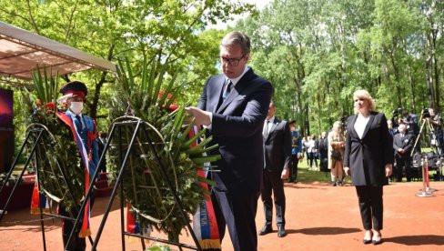 ВУЧИЋ И РУКОВОДСТВО РС У ДОЊОЈ ГРАДИНИ: Председник Србије положио венац поводом Дана сећања на жртве у Јасеновцу (ФОТО/ВИДЕО) ВУЧИЋ И РУКОВОДСТВО РС У ДОЊОЈ ГРАДИНИ: Председник Србије положио венац поводом Дана сећања на жртве у Јасеновцу (ФОТО/ВИДЕО)