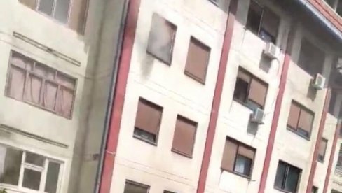 НОВИ ДЕТАЉИ ПОЖАРА У НОВОМ САДУ: Ватрогасци евакуисали 24 особе, међу којима и децу (ФОТО) НОВИ ДЕТАЉИ ПОЖАРА У НОВОМ САДУ: Ватрогасци евакуисали 24 особе, међу којима и децу (ФОТО)