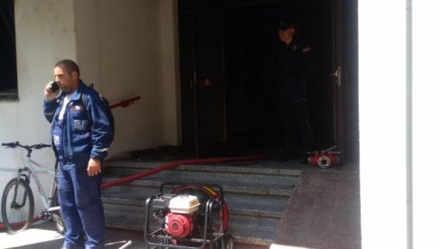 МОЛИО ЈЕ ДА МУ ПРВО СПАСУ ПСА: Драма током пожара у Новом Саду, уплашени човек са прозора дозивао у помоћ! (ФОТО) МОЛИО ЈЕ ДА МУ ПРВО СПАСУ ПСА: Драма током пожара у Новом Саду, уплашени човек са прозора дозивао у помоћ! (ФОТО)