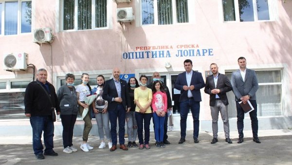 ПЛАТИО СТРУЈУ МАЈЕВИЧАНИМА: Мирослав Којадиновић обрадовао две породице ПЛАТИО СТРУЈУ МАЈЕВИЧАНИМА: Мирослав Којадиновић обрадовао две породице