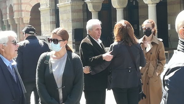 ПОСЛЕДЊЕ ЗБОГОМ ФЕЂИ СТОЈАНОВИЋУ: Породица и пријатељи се опростили од великог глумца (ФОТО/ВИДЕО) ПОСЛЕДЊЕ ЗБОГОМ ФЕЂИ СТОЈАНОВИЋУ: Породица и пријатељи се опростили од великог глумца (ФОТО/ВИДЕО)