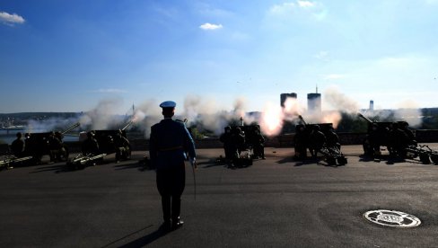 U TRI GRADA U ISTO VREME: Počasna paljba povodom Dana državnosti sa Beogradske, Petrovaradinske i Niške tvrđave U TRI GRADA U ISTO VREME: Počasna paljba povodom Dana državnosti sa Beogradske, Petrovaradinske i Niške tvrđave
