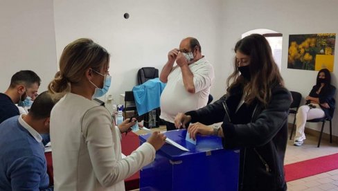 IZBORI U HERCEG NOVOM: Prvi rezultati potvrdili - Milo i DPS odlaze u istoriju! (FOTO) IZBORI U HERCEG NOVOM: Prvi rezultati potvrdili - Milo i DPS odlaze u istoriju! (FOTO)