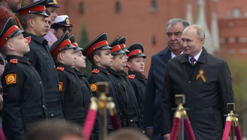 РУСИЈА У СУЗАМА ЗБОГ ПУТИНА: Гест председника на паради у Москви многима запао за око (ВИДЕО) РУСИЈА У СУЗАМА ЗБОГ ПУТИНА: Гест председника на паради у Москви многима запао за око (ВИДЕО)