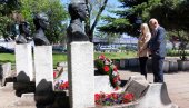 ДАН ПОБЕДЕ ОБЕЛЕЖЕН И У СМЕДЕРЕВУ: Положени венци на споменик Три хероја ДАН ПОБЕДЕ ОБЕЛЕЖЕН И У СМЕДЕРЕВУ: Положени венци на споменик Три хероја