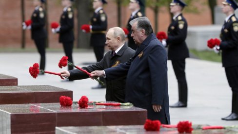 ДАН ПОБЕДЕ: Путин положио венац на споменик Незнаном јунаку (VIDEO) ДАН ПОБЕДЕ: Путин положио венац на споменик Незнаном јунаку (VIDEO)