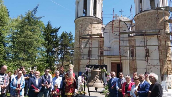 ХРАМ ПО МЕРИ НАРОДА: Јоаникије освештао звоно Саборног храма Светог Симеона Мироточивог у Беранама (ФОТО/ВИДЕО)