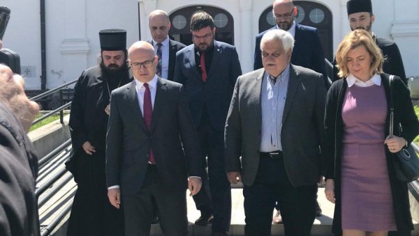 ВУЧЕВИЋ ПОСЕТИО ВУКОВАР: Срби на овом подручју живе вековима и то мора да се уважава ВУЧЕВИЋ ПОСЕТИО ВУКОВАР: Срби на овом подручју живе вековима и то мора да се уважава