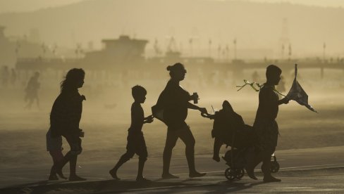 PRONAĐENO OBEZGLAVLJENO TELO DETETA NA PLAŽI U ŠPANIJI: Voda ga izbacila na obalu - nedostaju mu i drugi delovi tela