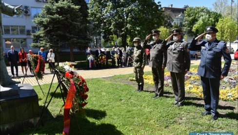 СВЕЧАНО У ЧАСТ ДАНА ПОБЕДЕ: Зрењанин одао почаст борцима Црвене армије СВЕЧАНО У ЧАСТ ДАНА ПОБЕДЕ: Зрењанин одао почаст борцима Црвене армије
