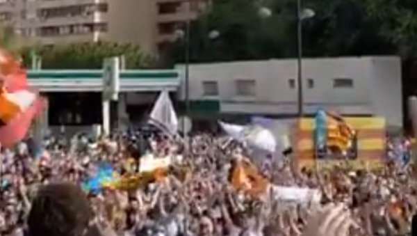 ХАОС НА УЛИЦАМА ВАЛЕНСИЈЕ! Бесни навијачи слепих мишева траже одлазак власника клуба (ВИДЕО) ХАОС НА УЛИЦАМА ВАЛЕНСИЈЕ! Бесни навијачи слепих мишева траже одлазак власника клуба (ВИДЕО)