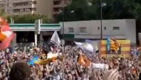 ХАОС НА УЛИЦАМА ВАЛЕНСИЈЕ! Бесни навијачи слепих мишева траже одлазак власника клуба (ВИДЕО) ХАОС НА УЛИЦАМА ВАЛЕНСИЈЕ! Бесни навијачи слепих мишева траже одлазак власника клуба (ВИДЕО)
