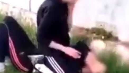 (УЗНЕМИРУЈУЋИ ВИДЕО) УЖАС У ЈАЈЦУ: Ученица тукла и понижавала вршњакињу док су друга деца снимала и псовала (УЗНЕМИРУЈУЋИ ВИДЕО) УЖАС У ЈАЈЦУ: Ученица тукла и понижавала вршњакињу док су друга деца снимала и псовала
