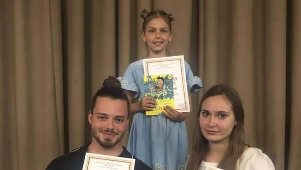 ТРИЈУМФ ЂАКА ИЗ ТРСТЕНИКА: Регионално такмичење рецитатора у Александровцу ТРИЈУМФ ЂАКА ИЗ ТРСТЕНИКА: Регионално такмичење рецитатора у Александровцу