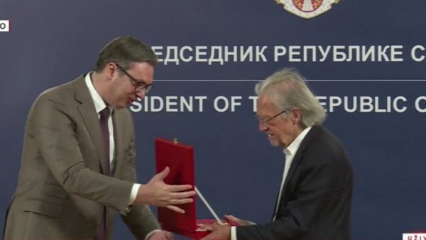ВУЧИЋ УРУЧИО ОРДЕН АУСТРИЈСКОМ НОБЕЛОВЦУ: Срећан је српски народ што за пријатеља има Хандкеа! (ФОТО/ВИДЕО) ВУЧИЋ УРУЧИО ОРДЕН АУСТРИЈСКОМ НОБЕЛОВЦУ: Срећан је српски народ што за пријатеља има Хандкеа! (ФОТО/ВИДЕО)