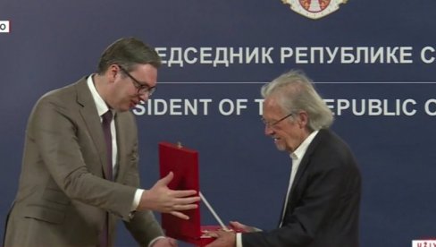 VUČIĆ URUČIO ORDEN AUSTRIJSKOM NOBELOVCU: Srećan je srpski narod što za prijatelja ima Handkea! (FOTO/VIDEO) VUČIĆ URUČIO ORDEN AUSTRIJSKOM NOBELOVCU: Srećan je srpski narod što za prijatelja ima Handkea! (FOTO/VIDEO)