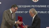 ВУЧИЋ УРУЧИО ОРДЕН АУСТРИЈСКОМ НОБЕЛОВЦУ: Срећан је српски народ што за пријатеља има Хандкеа! (ФОТО/ВИДЕО) ВУЧИЋ УРУЧИО ОРДЕН АУСТРИЈСКОМ НОБЕЛОВЦУ: Срећан је српски народ што за пријатеља има Хандкеа! (ФОТО/ВИДЕО)