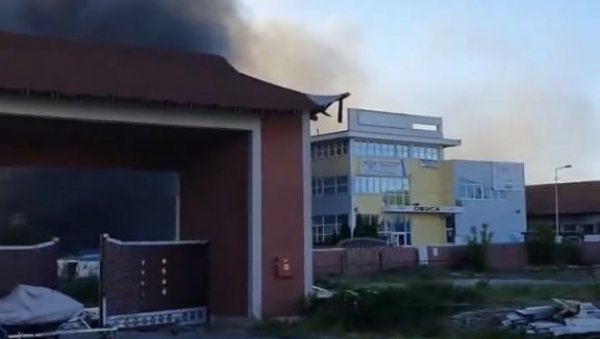 ГОРИ ТРЖНИ ЦЕНТАР У БЕОГРАДУ: Густ дим куља на све стране! ГОРИ ТРЖНИ ЦЕНТАР У БЕОГРАДУ: Густ дим куља на све стране!