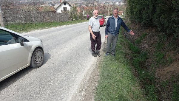 ТРАЖЕ ТРОТОАР И КАНАЛИЗАЦИЈУ: Невоље житеља насеља Спомен-парк недалеко од Чачка трају безмало две деценије ТРАЖЕ ТРОТОАР И КАНАЛИЗАЦИЈУ: Невоље житеља насеља Спомен-парк недалеко од Чачка трају безмало две деценије