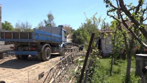 АЛБАНЦИ ОПЕТ УДАРАЈУ НА НАШ НАРОД: У Липљану радовима на новом објекту поткопавају темеље српске куће АЛБАНЦИ ОПЕТ УДАРАЈУ НА НАШ НАРОД: У Липљану радовима на новом објекту поткопавају темеље српске куће