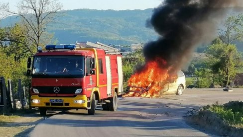 БУКТИЊА КОД ЧАЧКА: Запалио се аутомобил у покрету БУКТИЊА КОД ЧАЧКА: Запалио се аутомобил у покрету
