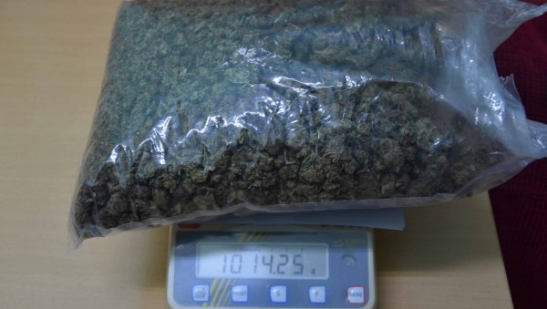 ХАПШЕЊЕ У ШАПЦУ: Затечен у напуштеној кући са килограмом марихуане ХАПШЕЊЕ У ШАПЦУ: Затечен у напуштеној кући са килограмом марихуане