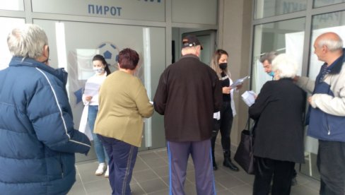 SINOFARM BEZ ZAKAZIVANJA: Imunizacija u Pirotu na punktovima Zatvorenog bazena u prostorijama Radničkog SINOFARM BEZ ZAKAZIVANJA: Imunizacija u Pirotu na punktovima Zatvorenog bazena u prostorijama Radničkog
