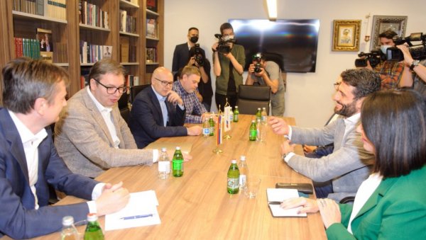 ЗАВРШЕН САСТАНАК ВУЧИЋА И ШАПИЋА: Уједињење СНС и СПАС-а до краја маја ЗАВРШЕН САСТАНАК ВУЧИЋА И ШАПИЋА: Уједињење СНС и СПАС-а до краја маја