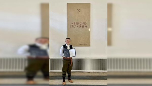 ПРИМИО ДИПЛОМУ У ОПАНЦИМА: Владимир Влајић у Аустрији постао магистар обучен у шумадијску народну ношњу (ФОТО) ПРИМИО ДИПЛОМУ У ОПАНЦИМА: Владимир Влајић у Аустрији постао магистар обучен у шумадијску народну ношњу (ФОТО)