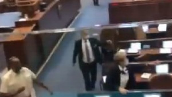 ДРАМАТИЧАН СНИМАК ИЗ ИЗРАЕЛА: Након што су испаљене ракете евакуисан парламент! (ВИДЕО) ДРАМАТИЧАН СНИМАК ИЗ ИЗРАЕЛА: Након што су испаљене ракете евакуисан парламент! (ВИДЕО)
