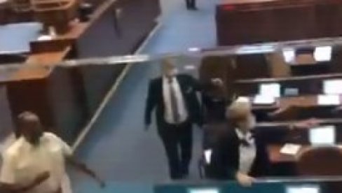 ДРАМАТИЧАН СНИМАК ИЗ ИЗРАЕЛА: Након што су испаљене ракете евакуисан парламент! (ВИДЕО) ДРАМАТИЧАН СНИМАК ИЗ ИЗРАЕЛА: Након што су испаљене ракете евакуисан парламент! (ВИДЕО)