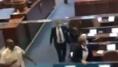 ДРАМАТИЧАН СНИМАК ИЗ ИЗРАЕЛА: Након што су испаљене ракете евакуисан парламент! (ВИДЕО) ДРАМАТИЧАН СНИМАК ИЗ ИЗРАЕЛА: Након што су испаљене ракете евакуисан парламент! (ВИДЕО)