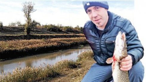 NEKA ČABA BUDE PRIMER: Potresne reči supruge poginulog pecaroša - Pokažite bližnjima koliko ih volite, jer u trenu čovek može da izgubi sve! NEKA ČABA BUDE PRIMER: Potresne reči supruge poginulog pecaroša - Pokažite bližnjima koliko ih volite, jer u trenu čovek može da izgubi sve!