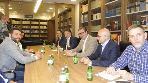 СКРИВЕНИ АДУТИ У БИЦИ ЗА БЕОГРАД: Почели преговори о уједињењу напредњака и СПАС, име кандидата за градоначелника вероватно накнадно СКРИВЕНИ АДУТИ У БИЦИ ЗА БЕОГРАД: Почели преговори о уједињењу напредњака и СПАС, име кандидата за градоначелника вероватно накнадно